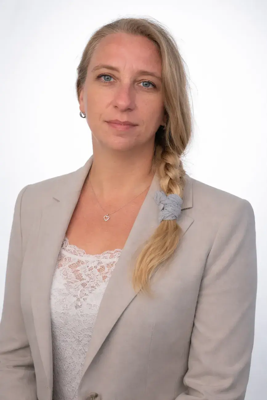Ewa Skrzetuska, portret, blond włosy upięte w warkocz na lewym ramieniu,