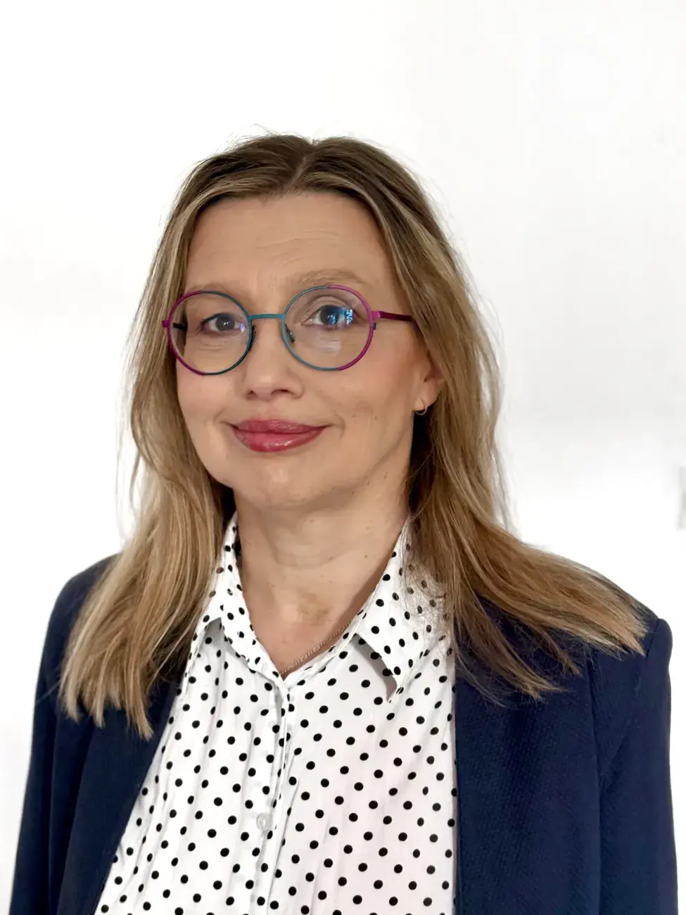 portret dr hab. Małgorzaty Hanzl, kobiety w średnio długich włosach, czarnej marynarce i okularachm tło białe