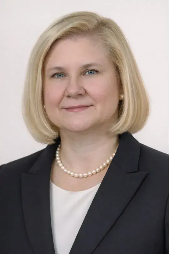 elegancko ubrana kobieta z włosami blond, jasne tło, prof. Joanna Kałużna-Czapliński