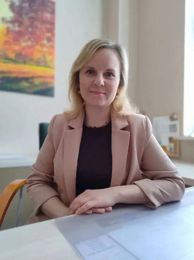  Magdalena Efenberger-Szmechtyk siedzi przy biurku