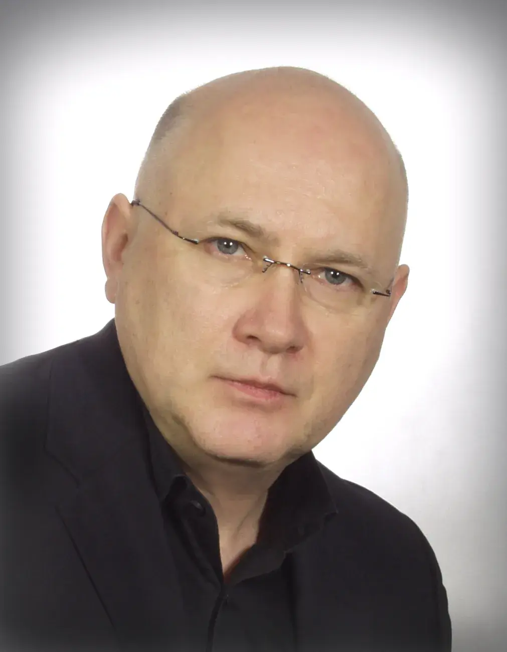 prof. Marek Kozicki w okularach, ciemnym strojum białe tło