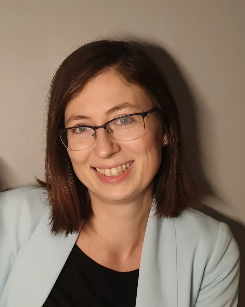 zdjęcie portretowe uśmiechniętej kobiety w okularach, Monika Zaczynska
