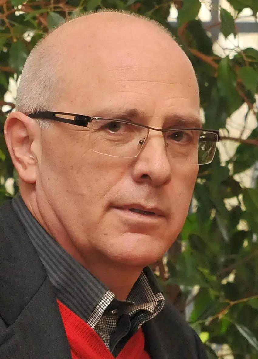 portret prof. Piotra Panetha z profila, w tle liście