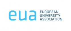 Na białym tle jasnoniebieski napis EUA, obok niebieski napis w trzech rzędach: European University Association