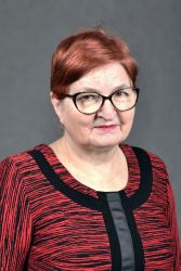 Zdjęcie portretowe: Joanna Leszczyńska na szarym tle.