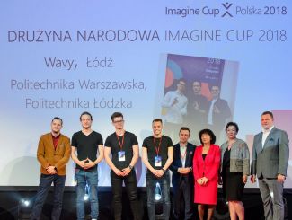 Członkowie Zespół Wavy Politechniki Łódzkiej i organizatorzy konkursu Imagine Cup polska 2018 na scenie - osiem osób, jedna obok drugiej  na tle slajdu z napisem "Drużyna narodowa Imagine Cup 2018".