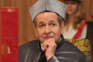 Portrait photo: Prof. Andrzej Jakubowski in grey gown at the ceremony of awarding the DHC title of TUL. 