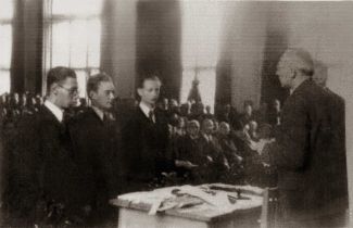Zdjęcie archiwalne w sepii. Pierwsza immatrykulacja na PŁ, r. 1945