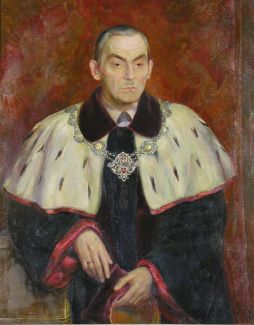 Portret prof. Osmana Achmatowicza, drugiego rektora P, w ciemnej todze, gronostajach i łańcuchu.