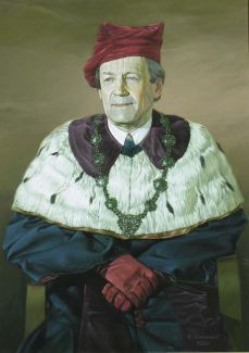 Obraz olejny. Portret jedenastego rektora PŁ. prof. Józefa Mayera, który pozuje w todze i łańcuchu.