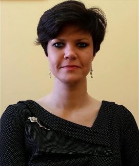 Zdjęcie portretowe: dr hab. inż. Anna Fabijańska, prof. uczelni  w ciemnej bluzce na beżowym tle.