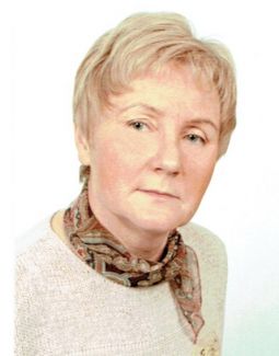 Zdjęcie portretowe: dr hab. inż. Anna Podsędek w szarym swetrze i kolorowej apaszce na białym tle.