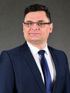 Zdjęcie portretowe: prof. Jacek Sawicki, członek Rady Politechniki Łódzkiej, w niebieskim garniturze na szarym tle.
