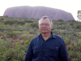 prof. A.Napieraski w Australi na tle monolitu Uluru.