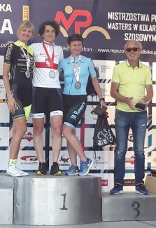 Katarzyna Pernal w towarzystwie dwóch zawodniczek na najwyższym podium jako mistrzyni Polski w kolarstwie szosowym.