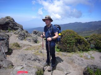Prof. J. Banasiak w stroju sportowym, z plecakiem i kijkami do nordic walking w drodze na Kilimandżaro.