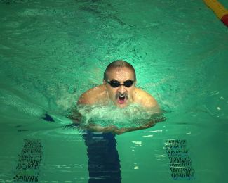 prof. Krzysztof Wojciechowski płynie w basenie.