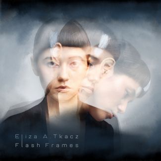 Okładka płyty Elizy Tkacz: zwielokrotniona twarz artystki na szarym tle oraz napis w dolnym lewym rogu: Eliza A. Tkacz. Flash Frames.