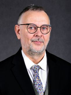 Zdjęcie portretowe: Mirosław Sopek, Przewodniczący Rady Politechniki Łódzkiej, Wiceprezes Zarządu MakoLab ds. technologii, w czarnym garniturze na szarym tle.