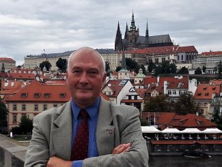 prof. Marcin Janicki na tle panoramy czeskiej Pragi