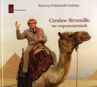 okładka albumu Muzeum PŁ poświęconego wspomnieniom prof. Strumiłło, na zdjęciu prof. siedzi na wielbłądzie i unosi prawą dłoń, w tle piramidy i pustynia