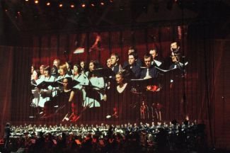 Akademicki Chór PŁ w trakcie koncertu z Andreą Bocellim.