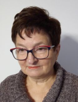 Zdjęcie portretowe: prof. Joanna Leszczyńska na szarym tle.