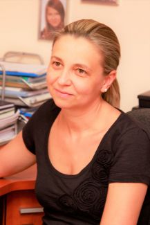 prof. Katarzyna Śliżewska siedzi przy biurku.