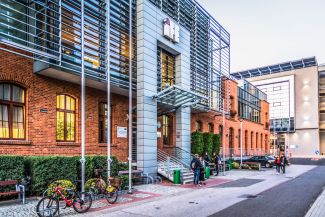 Ceglany budynek Centrum Kształcenia Międzynarodowego z nowoczesnym wykończeniem.