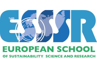 Na białym tle logotyp organizacji: niebieski napis ESSSR.