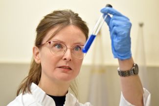 dr hab. inż. Lucyna Bilińska w laboratorium
