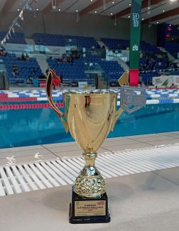 Puchar dla studentek PŁ za zajęcie II miejsca w AMP w pływaniu, fot. Joanna Lipińska 