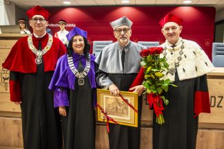 Prof. Bogusław Buszewski, doctor honoris causa of TUL, accompanied by rector Prof. Krzysztof Jóźwik, the award’s promoter Prof. Małgorzata Iwona Szynkowska-Jóźwik and vice-rector for science Prof. Łukasz Albrecht