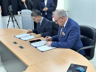 rektor Politechniki Łódzkiej prof. Krzysztof Jóźwik i prezes Green Energy Institute dr Hwang Gyou Cheol podpisali memorandum o współpracy