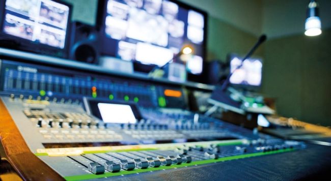 Zdjęcie poglądowe: st&oacute;ł mikserski z wieloma pokrętłami i wskaźnikami.