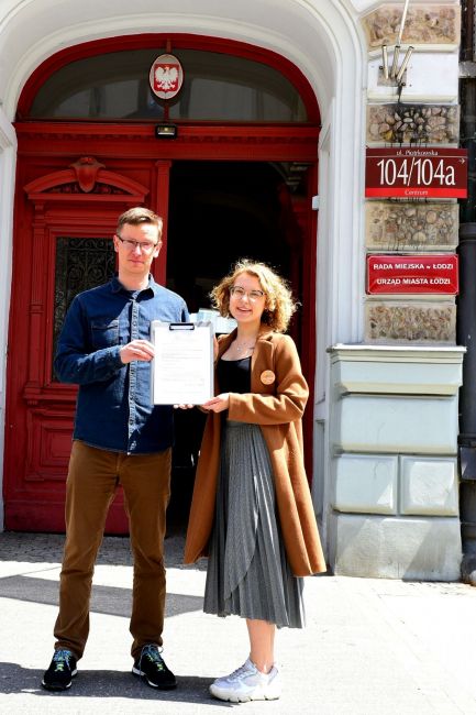 Twórcy wniosku przed budynkiem Urzędu Miasta Łodzi