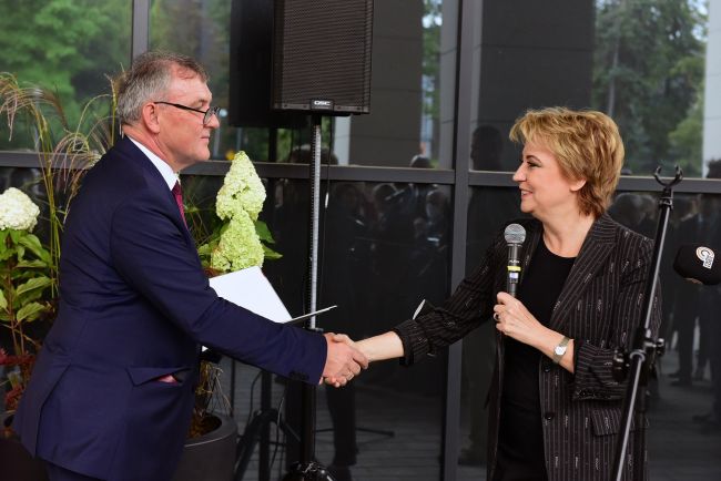 Rektor prof. Krzysztof Jóźwik odbiera gratulacje od prezydent Hanny Zdanowskiej w trakcie uroczystego otwarcia budynku Alchemium.