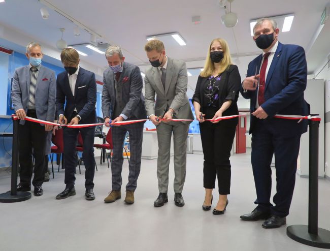 From the left: Tomasz P. Kozera - Headmaster of Public Secondary School of Lodz University of Technology, Adam Pustelnik - Vice-President of Łódź, Rafał Stepnowski - Vice-President of Boeing Poland, Marcin Buchali - Advisor to the Governor of Łódź, Alysia Tofflemire - Director of Newton Europe, Prof. Krzysztof Jóźwik - Rector of Lodz University of Technology