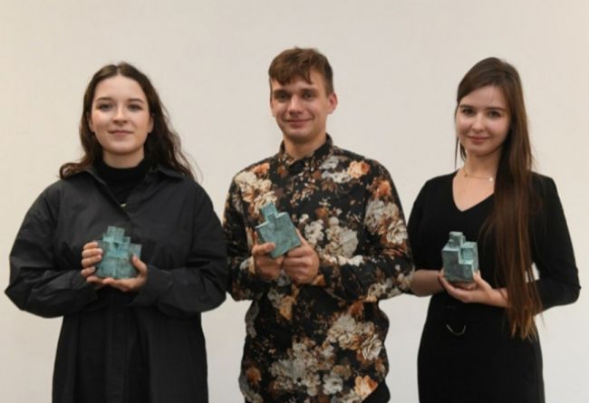 Troje laureatów konkursu Architektura Betonowa 2021 na jasnym tle. Pierwsza od lewej Estera Cłapińska.