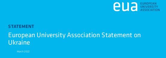 Logotyp EUA - Ukraine University Association. Biało-niebieski napis na niebieskim tle.