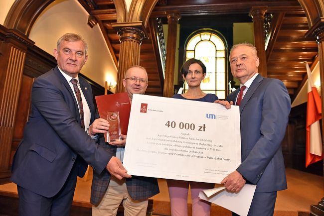 The check from the Rectors of TUL and MUL was collected by dr hab. n. med. Agata Sakowicz and dr hab. n. med. Tadeusz Pietrucha, MUL Prof. photo: Jacek Szabela