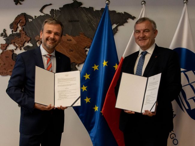Rektorzy PŁ i Uczelni Koźmińskiego prezentują podpisaną umowę.