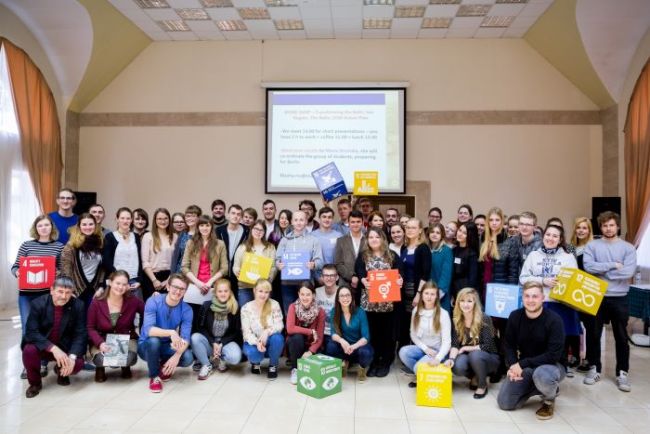 Zdjęcie grupowe ok 50 młodych os&oacute;b.