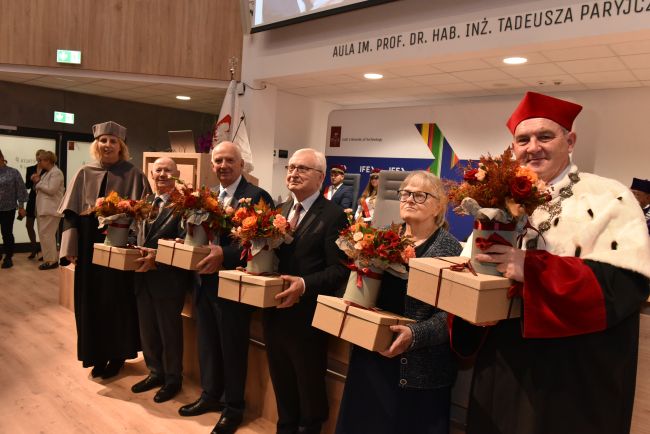 IFE Director Dorota Piotrowska thanked the former and current rectors, Professors J. Krysiński, S. Bielecki S. Wiak and K. Jóźwik, as well as the long-tenured director of the IFE, Dr. Eng. Tomasz Saryusz-Wolski and his deputy Dr. Eng. Małgorzata Miller
