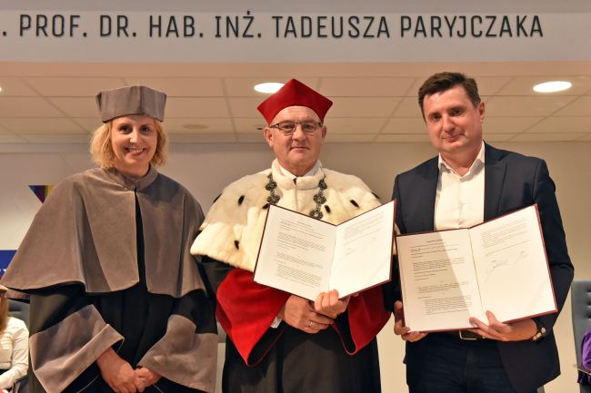 From left: Director of CWM Dr. Eng. Dorota Piotrowska, TUL Prof. and the signatories of the agreement, Rector Prof. Krzysztof Jóźwik and Director Paweł Poszytek, Assoc. Prof.