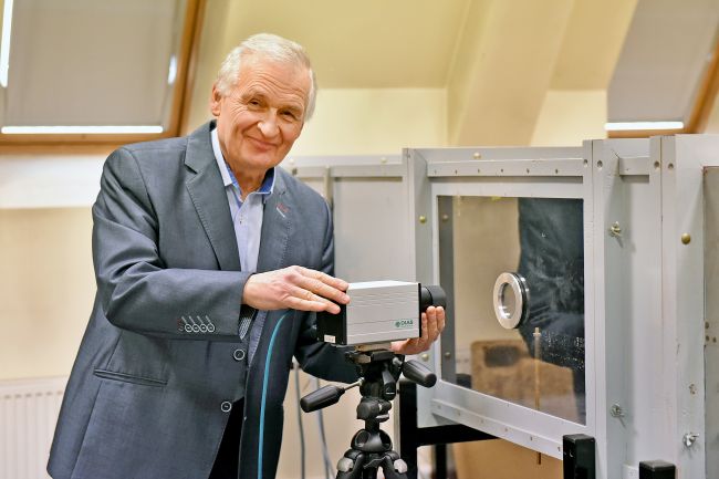 Prof. Bogusław Więcek w laboratorium