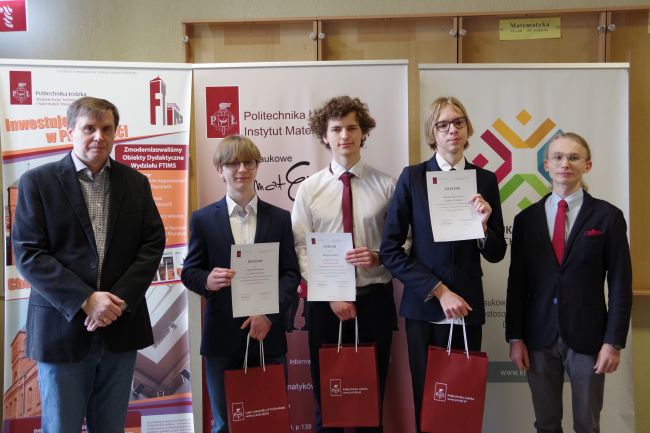 Laureaci konkursu matematycznego na PŁ i organizatorzy, od lewej dr Artur Wachowicz, fot. Filip Podgórski