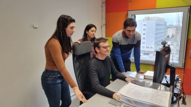 Camila Gea Salim, Camila Binda Galindez, and Fabio Hernan Lopez from the National University of Salta (Argentina), accompanied by dr hab. inż. Dariusz Heim, TUL professor, the doctoral candidates' research supervisor, during their month-long stay at TUL.