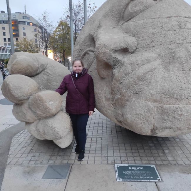 Agnieszka Hejduk in Paris, in front of the sculpture L'Écoute (Listening), a work by the French artist Henri de Miller.