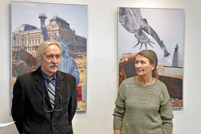 dr hab. inż. Krzysztof Wojciechowski i dr hab. Leokadia Bartoszko na wystawie w Galerii Biblio-Art w PŁ, fot. Jacek Szabela 